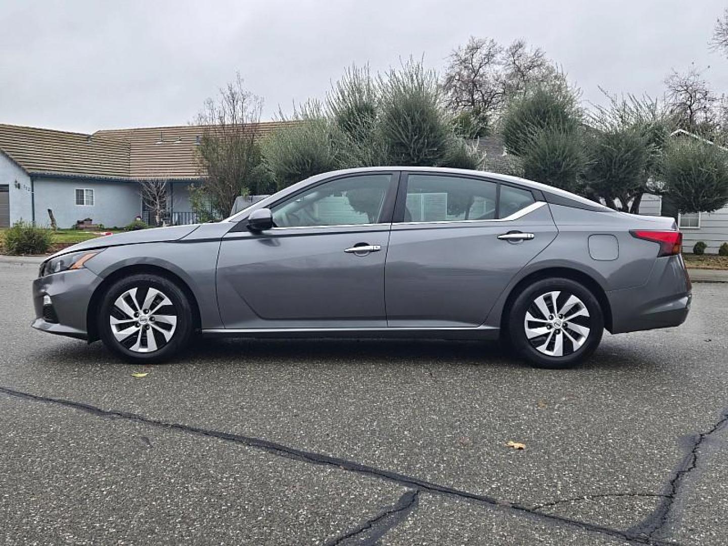 2022 GRAY Nissan Altima (1N4BL4BV5NN) with an 4-Cyl 2.5 Liter engine, Automatic Xtronic CVT transmission, located at 246 E Walker St., Orland, 95963, (530) 865-5800, 39.747589, -122.178398 - Photo#3