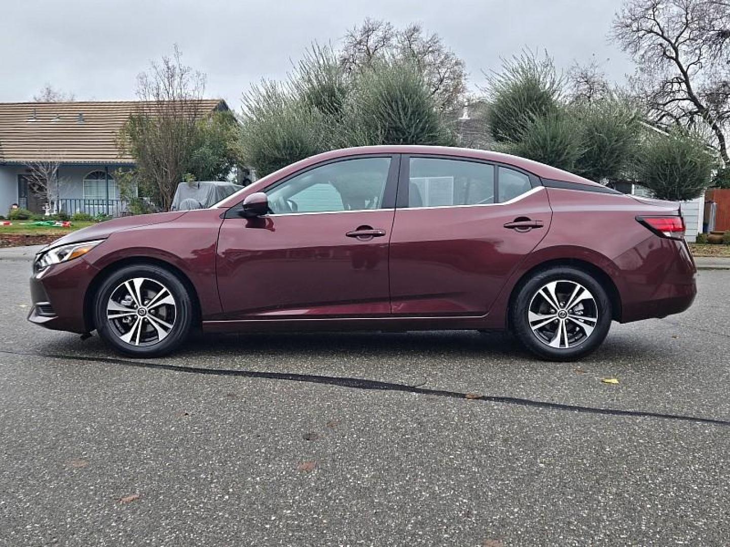 2022 RED Nissan Sentra (3N1AB8CV1NY) with an 4-Cyl 2.0 Liter engine, Automatic CVT w/Xtronic transmission, located at 246 E Walker St., Orland, 95963, (530) 865-5800, 39.747589, -122.178398 - Photo#4