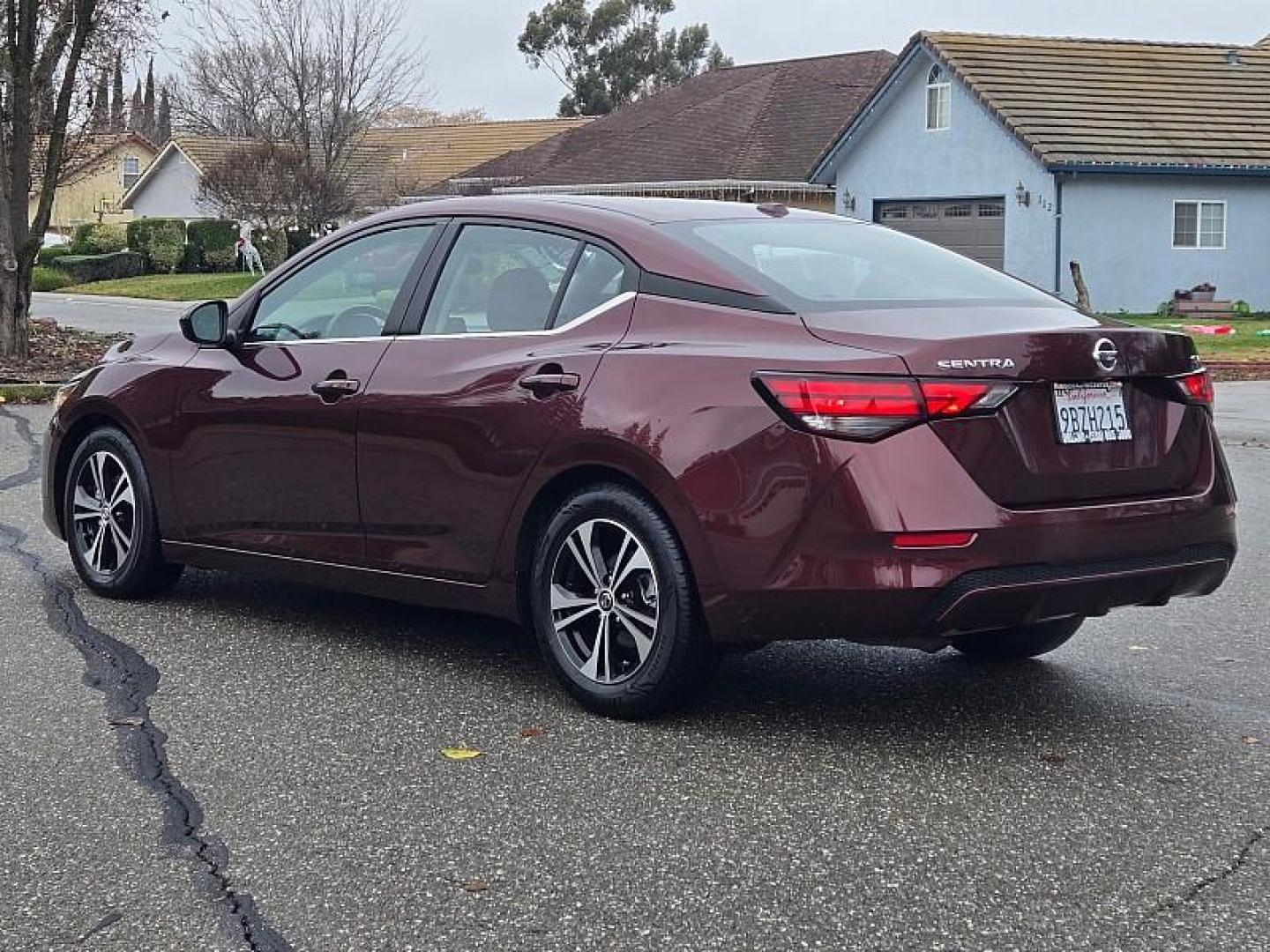 2022 RED Nissan Sentra (3N1AB8CV1NY) with an 4-Cyl 2.0 Liter engine, Automatic CVT w/Xtronic transmission, located at 246 E Walker St., Orland, 95963, (530) 865-5800, 39.747589, -122.178398 - Photo#5