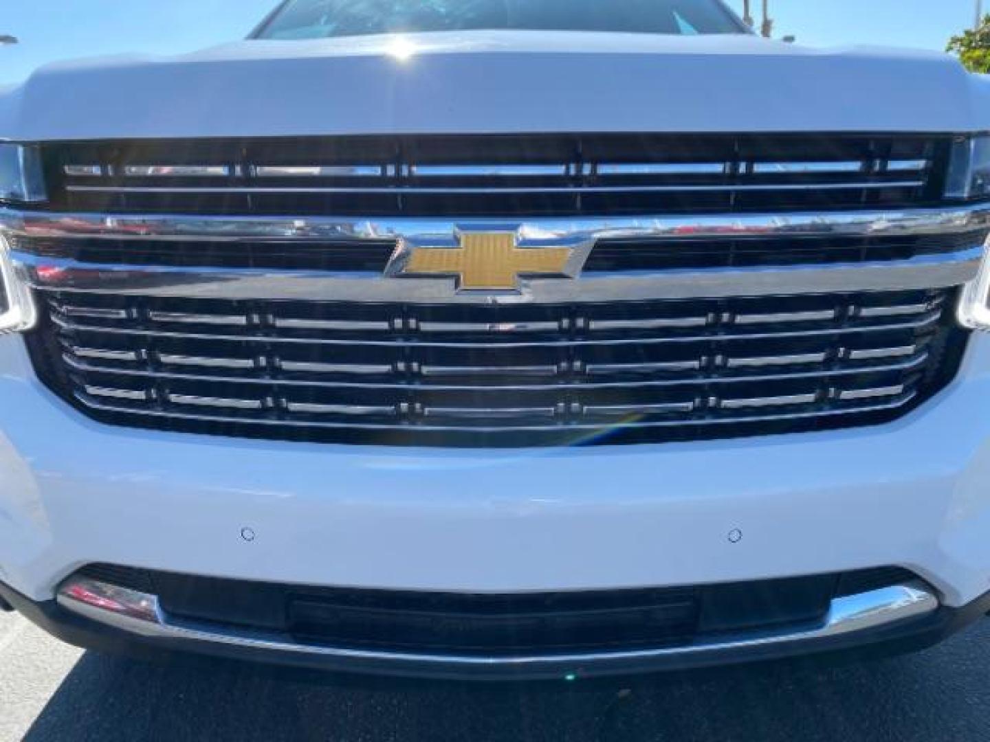 2023 WHITE Chevrolet Suburban (1GNSCFKD9PR) with an 8-Cyl 5.3 Liter engine, Automatic 10-Spd w/Overdrive transmission, located at 412 Auto Vista Drive, Palmdale, 93551, (661) 945-0620, 34.592636, -118.136681 - Photo#9