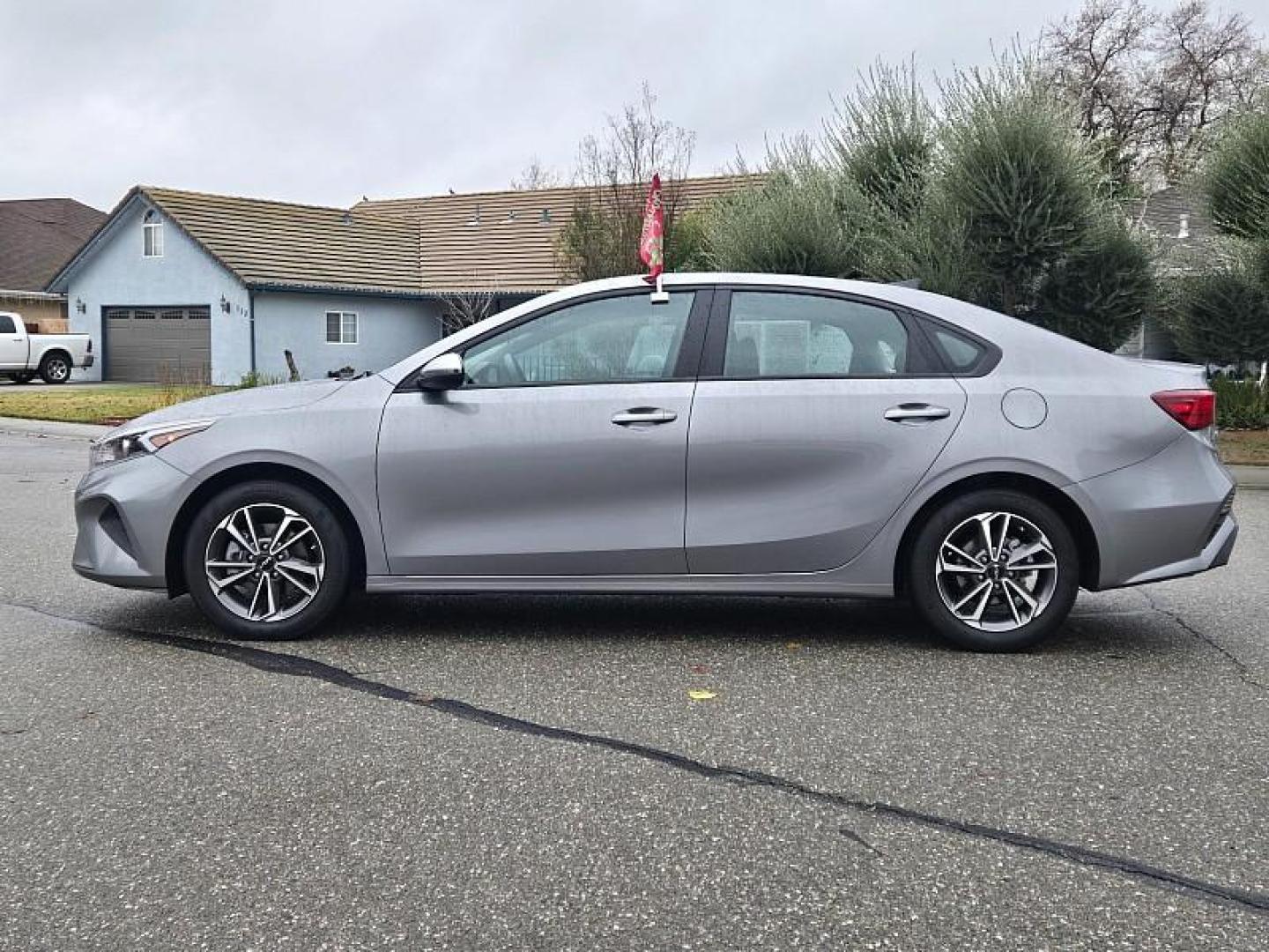 2023 GRAY Kia Forte (3KPF24AD6PE) with an 4-Cyl 2.0 Liter engine, Automatic IVT transmission, located at 246 E Walker St., Orland, 95963, (530) 865-5800, 39.747589, -122.178398 - Photo#3