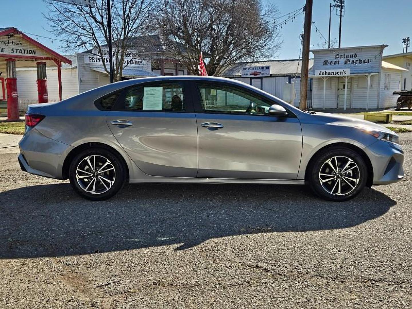 2023 GRAY Kia Forte (3KPF24AD6PE) with an 4-Cyl 2.0 Liter engine, Automatic IVT transmission, located at 246 E Walker St., Orland, 95963, (530) 865-5800, 39.747589, -122.178398 - Photo#7