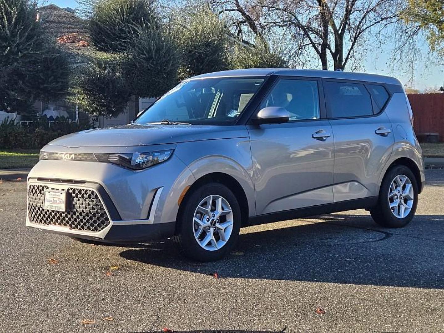 2023 GRAY Kia Soul (KNDJ23AU6P7) with an 4-Cyl 2.0 Liter engine, Automatic i-VT transmission, located at 246 E Walker St., Orland, 95963, (530) 865-5800, 39.747589, -122.178398 - Photo#2