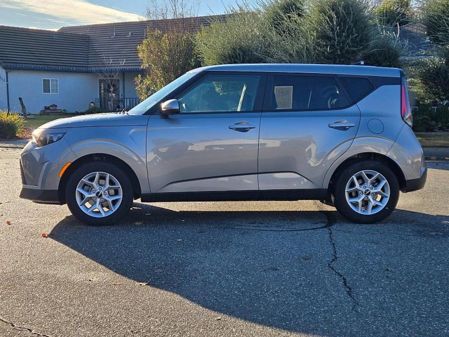 2023 GRAY Kia Soul (KNDJ23AU6P7) with an 4-Cyl 2.0 Liter engine, Automatic i-VT transmission, located at 246 E Walker St., Orland, 95963, (530) 865-5800, 39.747589, -122.178398 - Photo#3