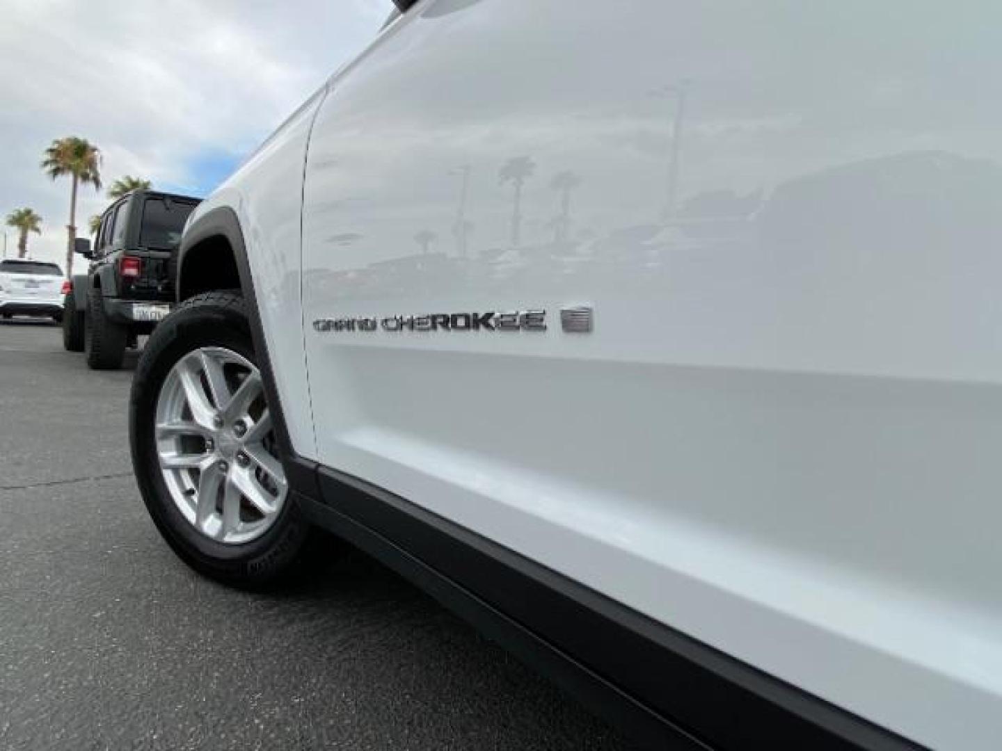 2024 WHITE Jeep Grand Cherokee L (1C4RJJAG4R8) with an V6 VVT 3.6 Liter engine, Automatic 8-Spd transmission, located at 412 Auto Vista Drive, Palmdale, 93551, (661) 945-0620, 34.592636, -118.136681 - Photo#10