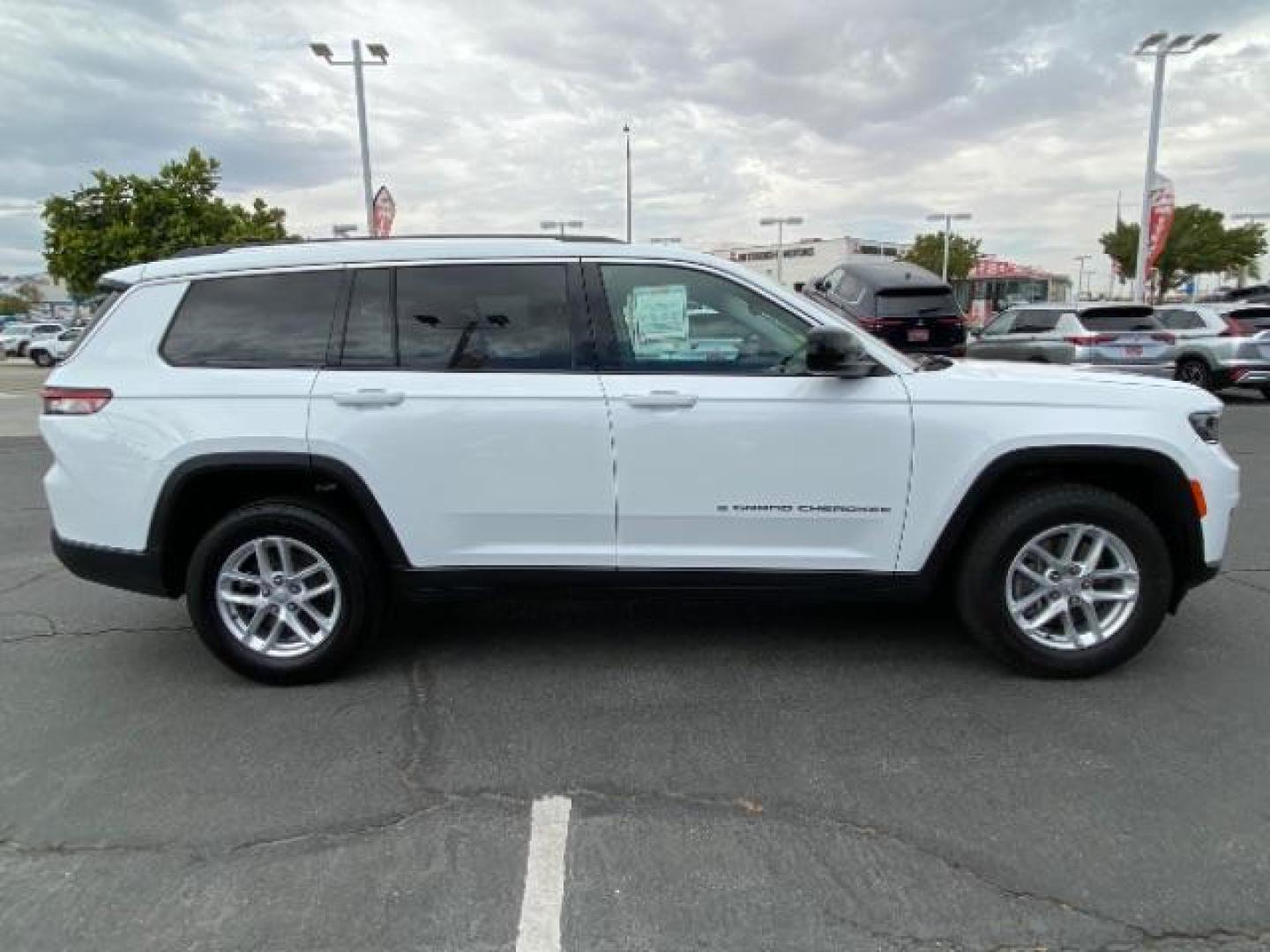 2024 WHITE Jeep Grand Cherokee L (1C4RJJAG4R8) with an V6 VVT 3.6 Liter engine, Automatic 8-Spd transmission, located at 412 Auto Vista Drive, Palmdale, 93551, (661) 945-0620, 34.592636, -118.136681 - Photo#7