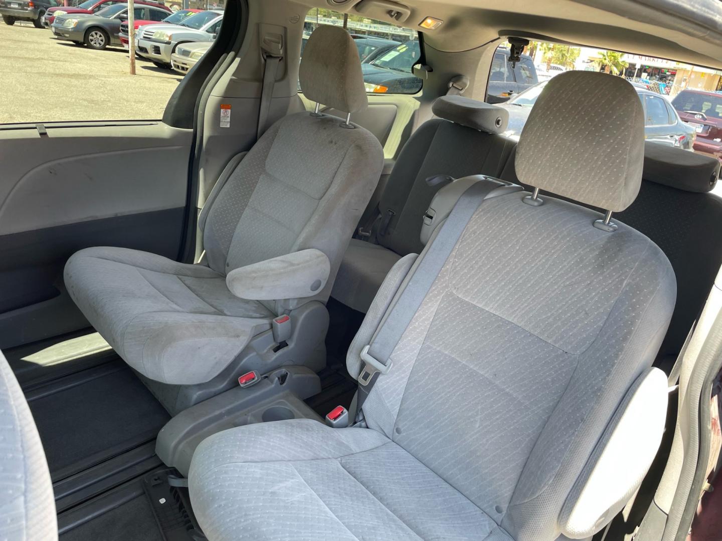 2018 Toyota Sienna LE 8-Passenger (5TDKZ3DC9JS) with an 3.5L V6 EFI DOHC 24V engine, 8A transmission, located at 44356 Date Ave., Lancaster, CA, 93534, (661) 945-6555, 34.688919, -118.139374 - Photo#6